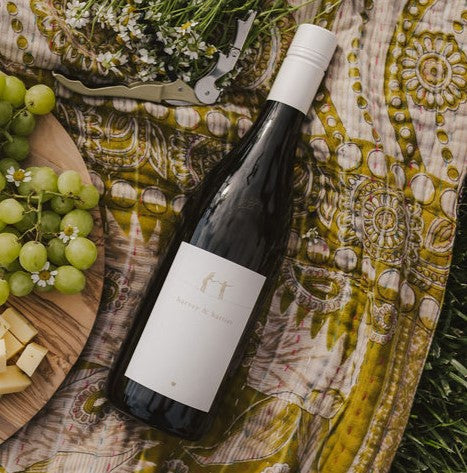 A bottle of 2021 Harvey & Harriet White Blend on a white background